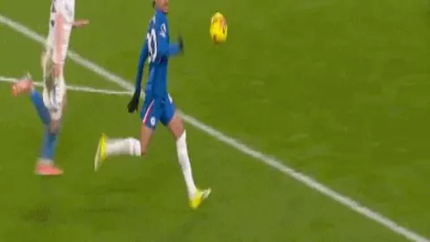 “切尔西今夜战鼓擂，能否逆袭对手赢下关键分？悬念即将揭晓！”