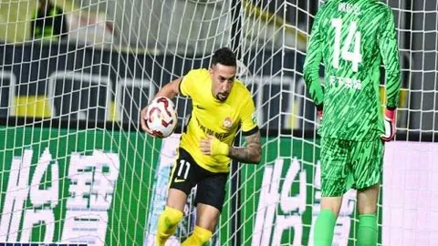 “泰拳王遭连踢反击爆发，怒斥裁判引热议”